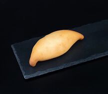 Пирожок с луком и яйцом