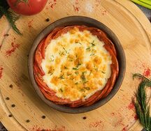 Сыр сулугуни, жаренный на кеци с помидорами