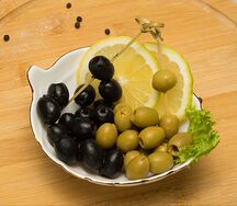 Маслины и оливки