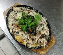 Горячая сковородка со свининой и грибами
