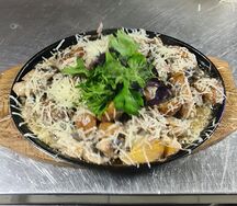 Горячая сковородка с курицей и грибами