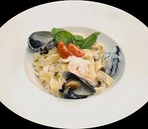 Паста с морепродуктами в сливочно-томатном соусе