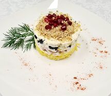 Салат Нежный из морепродуктов с ананасами