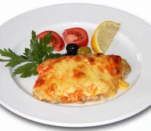Запеченный лосось под сыром с гребешками