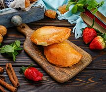 Пирожок с клубникой
