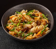 Рисовая лапша с морепродуктами и цитрусовым соусом