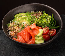 Поке боул с лососем и авокадо