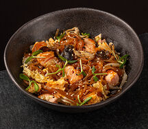 Батат вок с лососем том-ям