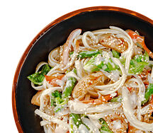 Курица в сливочном соусе с яичной лапшой