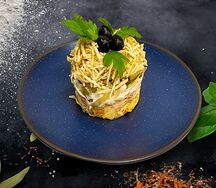Салат с курицей и омлетом