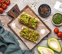 Брускетта с авокадо и томатами