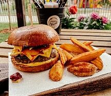 Бургер с беконом и вишней и фри