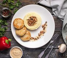 Домашние куриные котлеты с пюре и грибным соусом
