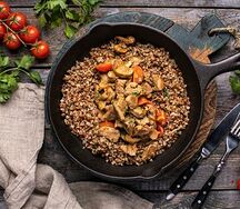 Ароматное филе индейки с гречкой в сметанно-чесночном соусе