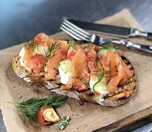 Брускетта с лососем