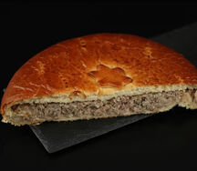 Половина пирога с мясом