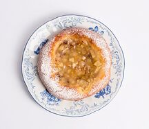 Бриошь с яблоком, изюмом и грецким орехом