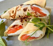 Блинчики с лососем и творожным сыром