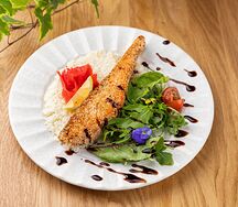Стейк из лосося с рисом и миксом салатов