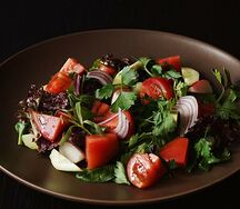 Свежие овощи с травами