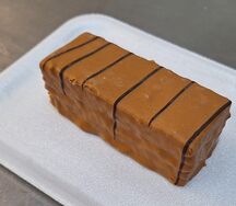 Пирожное с карамельной начинкой