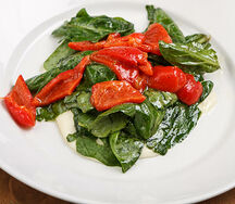 Салат из шпината и сладкого перца на листовом сыре