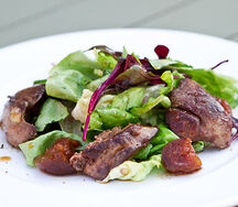 Зеленый салат с куриной печенью