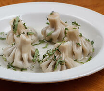 Мини хинкали с бульоном