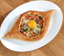 Хачапури по-аджарски с помидорами и шпинатом большой