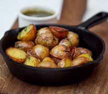 Молодая картошка с зелёным ткемали