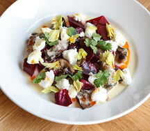 Печёная свёкла с козьим сыром, баклажаном и кукурузным соусом