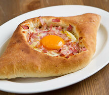 Хачапури по-аджарски с беконом большой