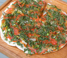 Хрустящая лепёшка с зелёными помидорами, сулугуни и перцем