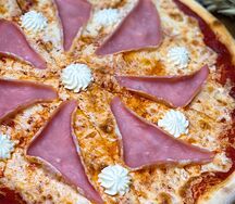 Пицца с ветчиной и сыром закрытая