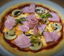 Пицца с ветчиной и шампиньонами