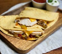 Кесадилья с курицей и овощами