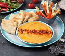 Хумус с теплой питой и овощами