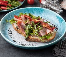 Брускетта с брискетом, микс-салатом и томатами