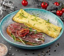 Омлет и гренка с творожным сыром и испанской колбасой