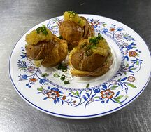 Профитроли с паштетом и джемом из кураги