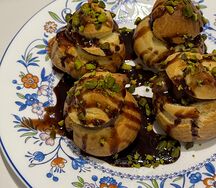 Профитроли с шоколадным кремом и фисташками