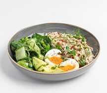 Зеленая гречка с чипасами из бекона, пармезаном, авокадо и яйцом