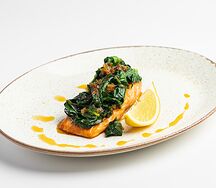 Стейк из форели со шпинатом