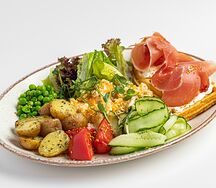 Большой завтрак Kitchen с ростбифом