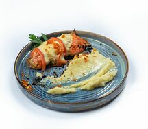 Язык из говядины, запеченный под сыром с грибами