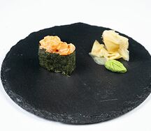 Гункан лосось спайси