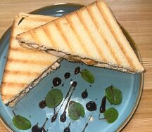 Сэндвич с курицей, сыром и грибами