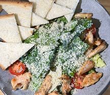 Салат Цезарь с нежной курочкой