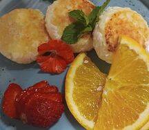 Три сырника из русского творога