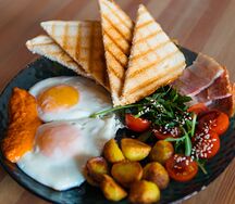 Глазунья из двух яиц и тост